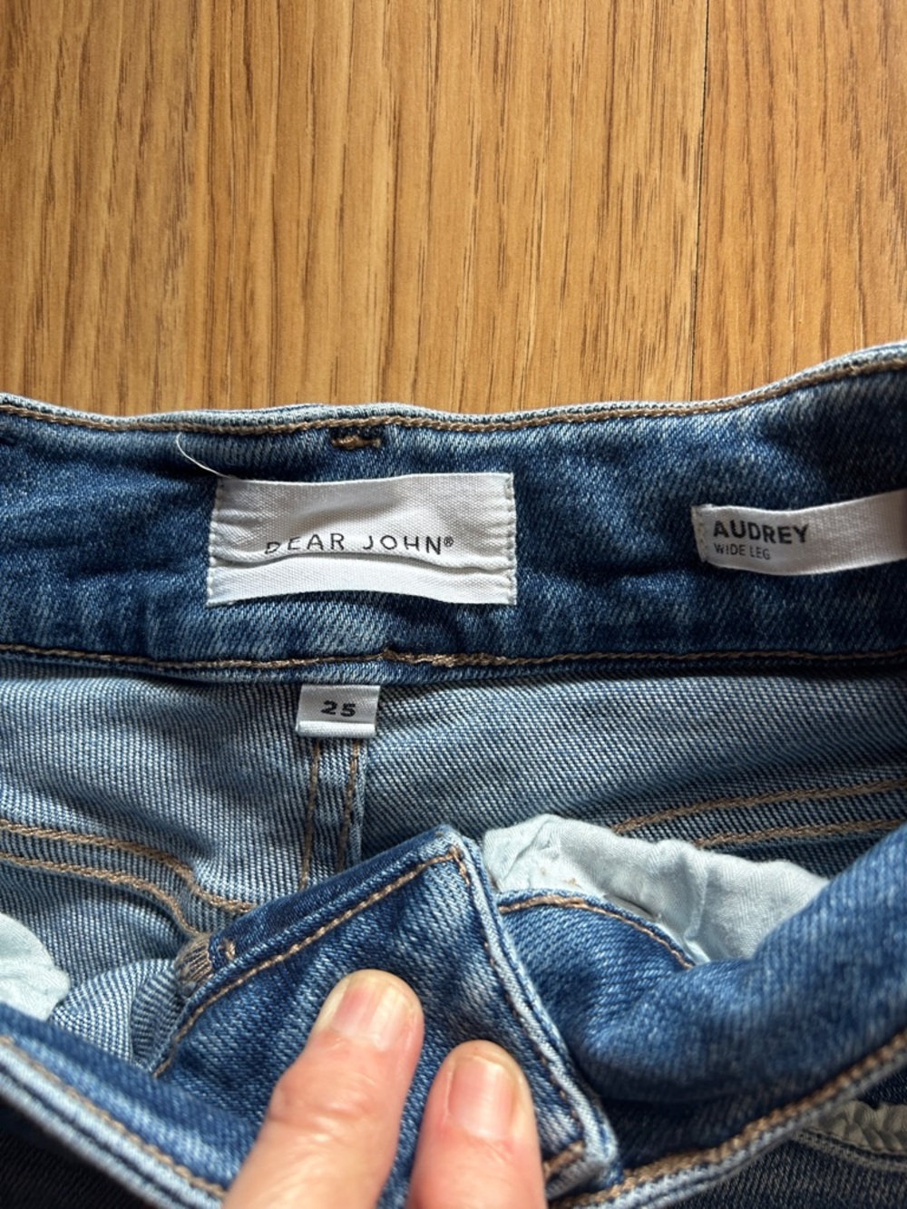 Dear John Medium Blue Audrey Wide-Leg Cropped Jeans with Front Seams. Size 25 - Picture 2 of 6